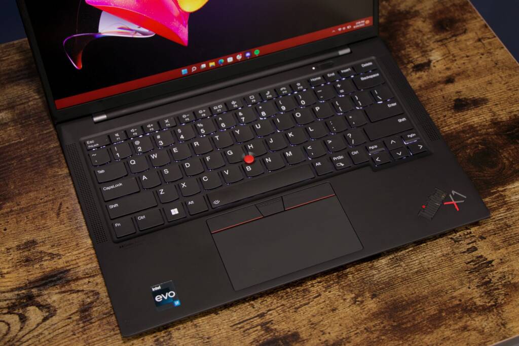 يعد Lenovo ThinkPad X1 Carbon خيارًا رائعًا لرجال الأعمال، حيث يوفر أداءً متينًا وتصميمًا خفيف الوزن. يتميز هذا الجهاز بمعالج Intel Core i7، مما يجعله مناسبًا للاستخدام اليومي وللمحترفين.