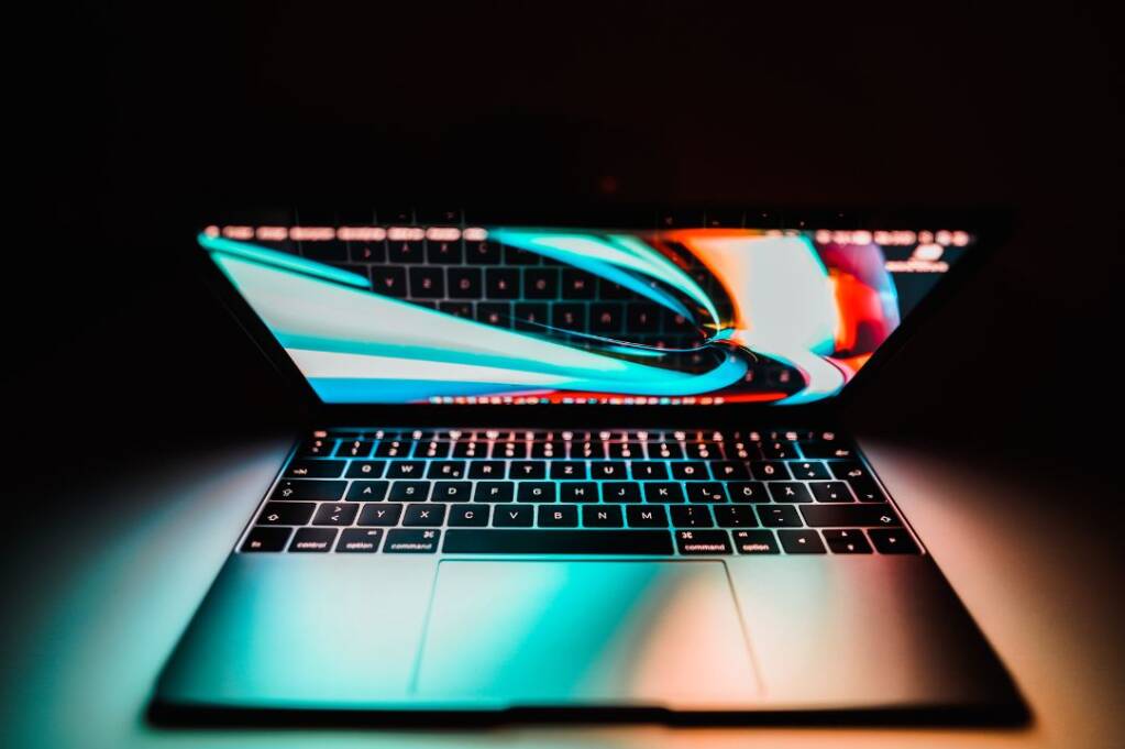 أطلقت أبل جهاز MacBook Pro لعام 2024 بمعالج M3 Pro الجديد الذي يقدم كفاءة في استهلاك الطاقة مع أداء استثنائي. يتميز هذا الجهاز بشاشة Retina XDR بحجم 16 بوصة، التي توفر جودة عرض مذهلة، وهو مناسب للمستخدمين المهتمين بالتصميم والأعمال الإبداعية.