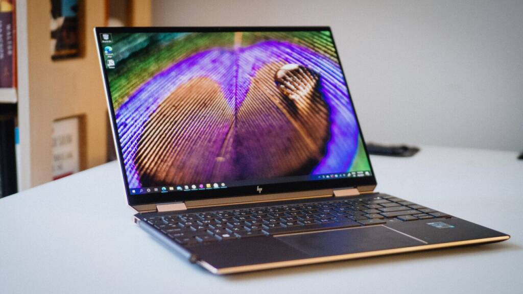 يقدم HP Spectre x360 مزيجًا مثاليًا بين القوة والأناقة، ويتميز بشاشة OLED ودقة عرض عالية، كما أن تصميمه القابل للتحول يجعله مناسبًا للاستخدام في أوضاع متعددة.